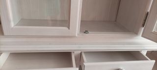 Muebles de pino macizo veteado en blanco y vitrina