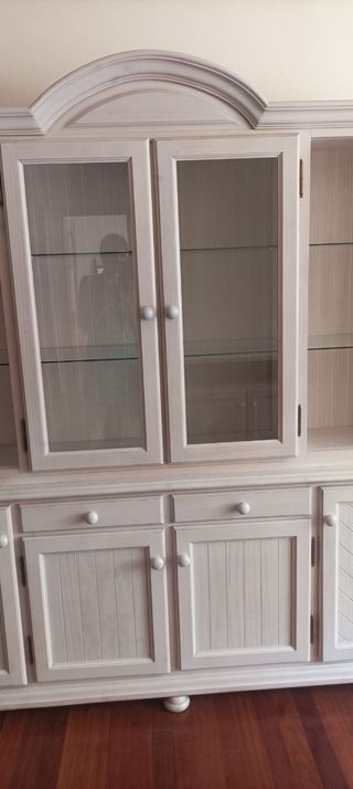 Muebles de pino macizo veteado en blanco y vitrina