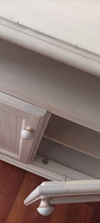 Muebles de pino macizo veteado en blanco y vitrina