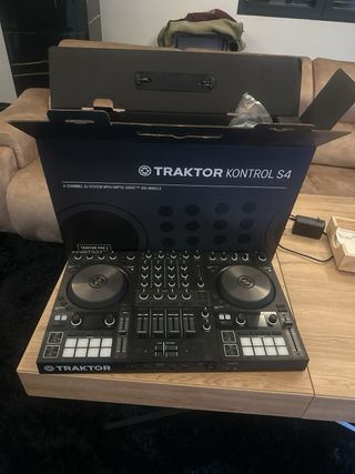 Traktor Kontrol S4 - DJ 4 canales