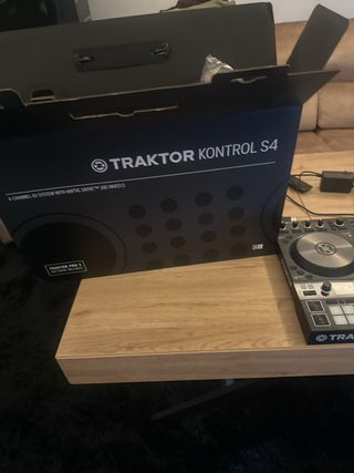 Traktor Kontrol S4 - DJ 4 canales