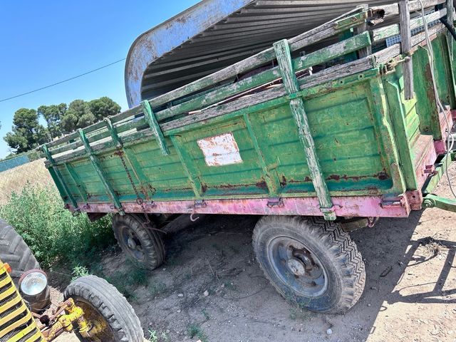 Remolque agrícola antiguo