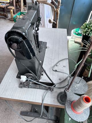 Máquina coser industrial antigua