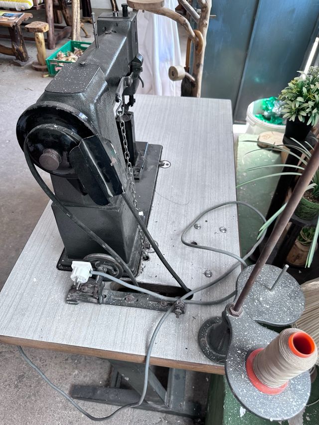 Máquina coser industrial antigua