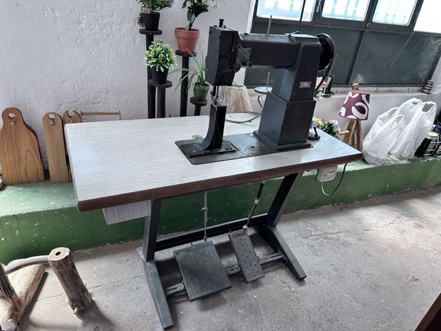 Máquina coser industrial antigua