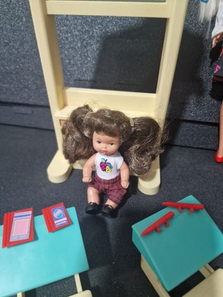 Barbie Maestra y alumnos