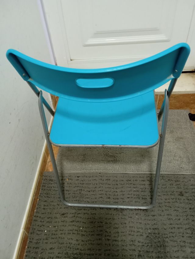 Silla plegable azul y plata