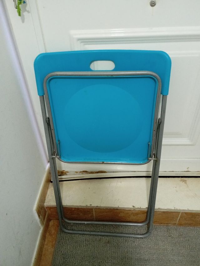 Silla plegable azul y plata