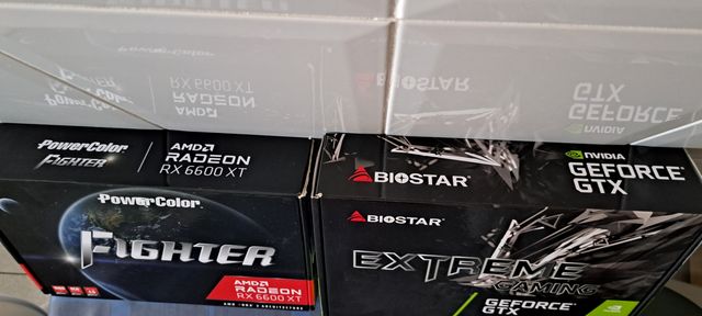 Caixas de placas gráficas RX 6600 XT e GTX 1050Ti