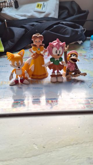 Figuras: Tails, Peach, Amy, Diddy Kong
