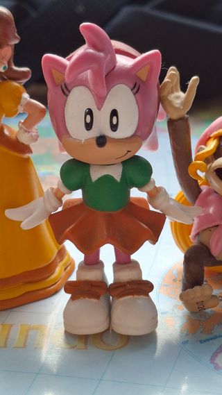 Figuras: Tails, Peach, Amy, Diddy Kong