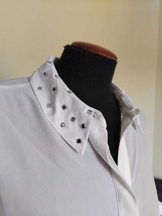 Blusa blanca mujer; cuello joya