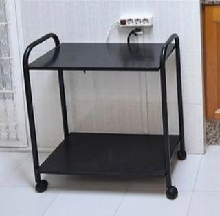 Mesa auxiliar negra con ruedas