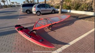 Tabla de surf con vela