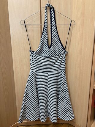 Vestido skater con etiqueta