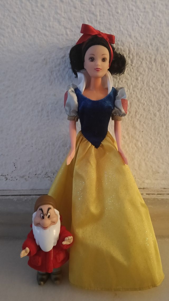 Muñeca Blancanieves Disney y enano gruñón