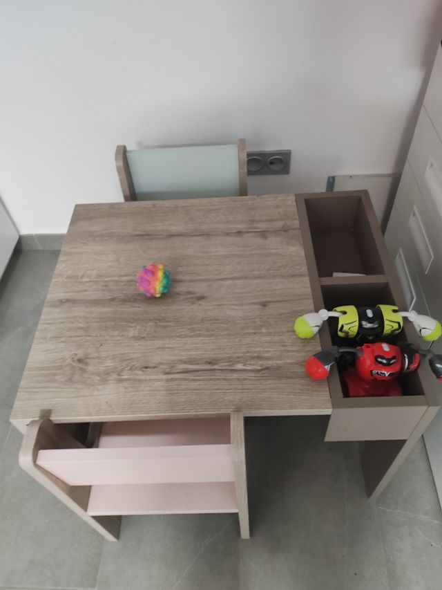 Mesa infantil + 2 sillas