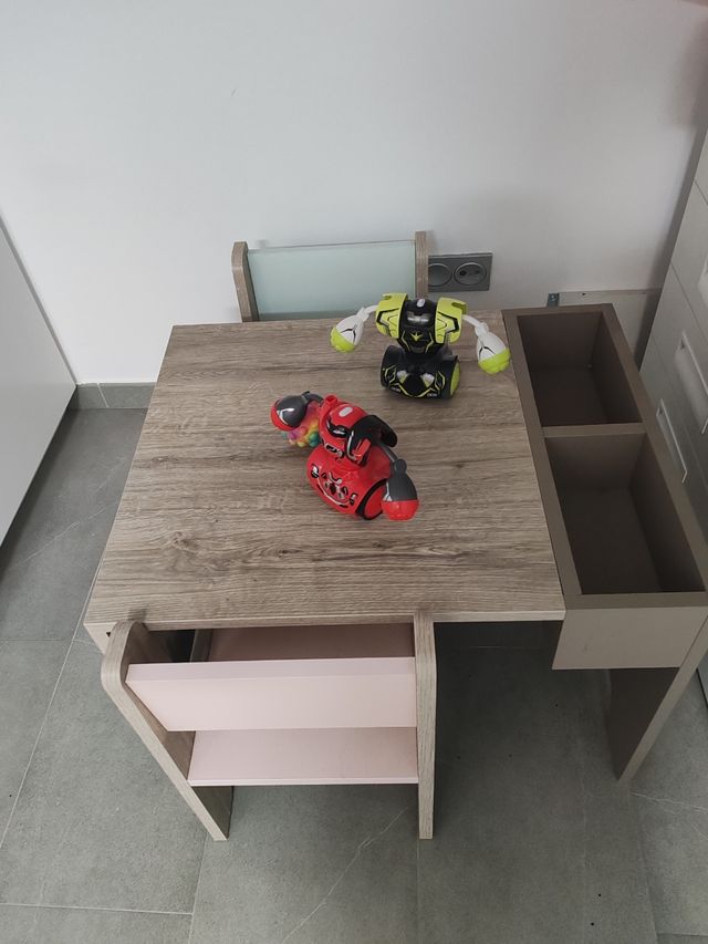 Mesa infantil + 2 sillas