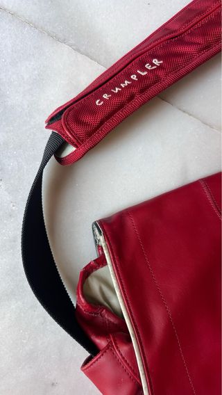 Bolso bandolera rojo.

