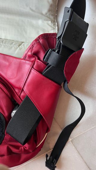 Bolso bandolera rojo.

