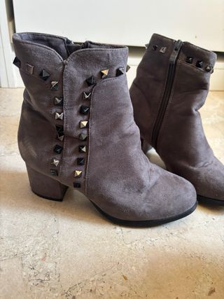 Botines grises de antelina, decorados con tachuela