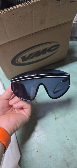 Occhiali da sole neri e oro