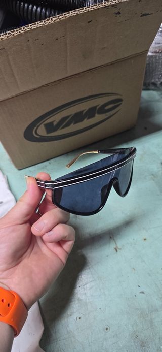 Occhiali da sole neri e oro