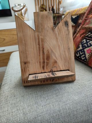 Atril de madera rústico