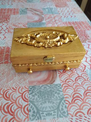 Caja cubierta en PAN de oro. Estilo vintage