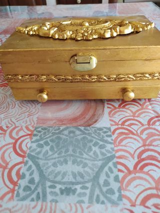 Caja cubierta en PAN de oro. Estilo vintage