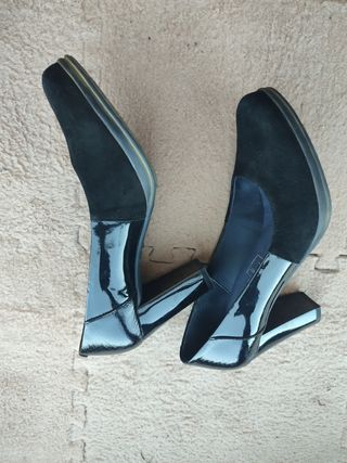 Zapatos CHAMBY tacón ante-charol negros.Talla 38.