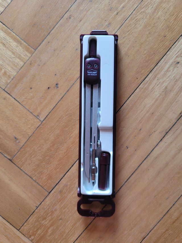 Compás escolar burdeos