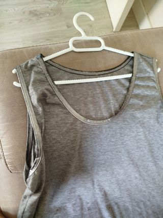 Top gris con ribetes plateados 