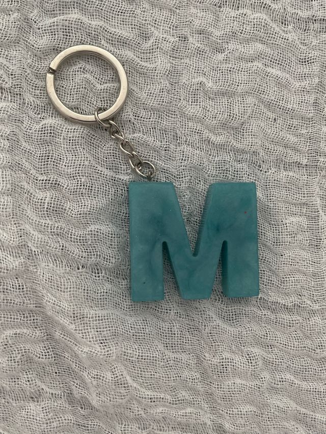 Portachiavi lettera M in resina