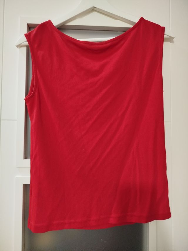 Camiseta roja botones
