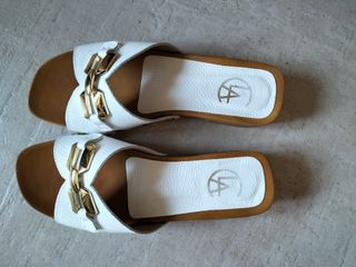 Zuecos de madera blancos.