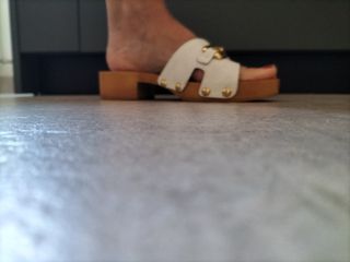 Zuecos de madera blancos.