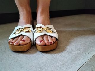 Zuecos de madera blancos.