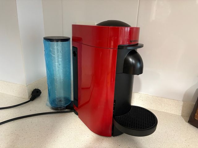 Cafetera Nespresso Vertuo Plus Roja