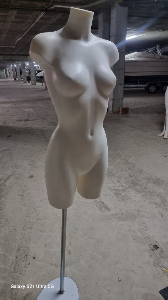 Maniquí transparente para tienda