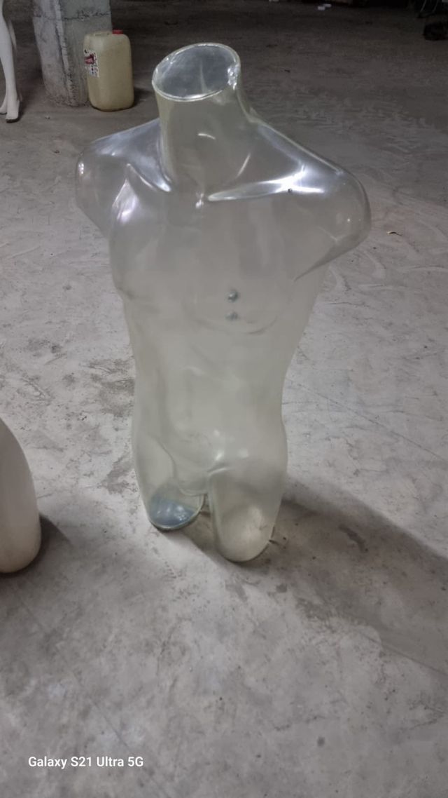 Maniquí transparente para tienda