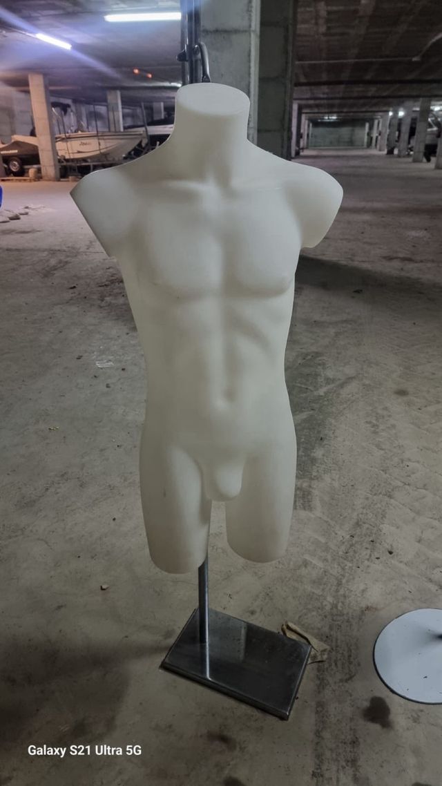 Maniquí transparente para tienda