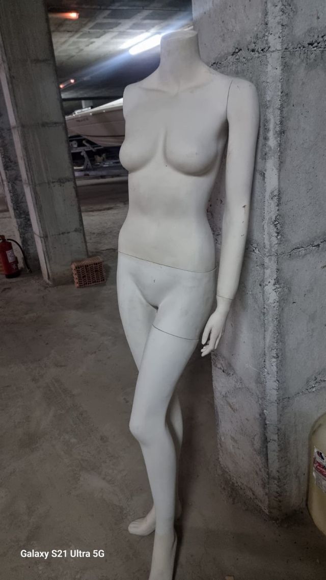 Maniquí transparente para tienda