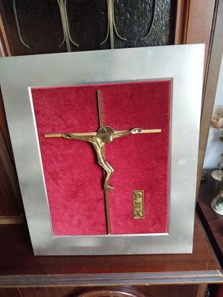 Crucifijo antiguo dorado y rojo