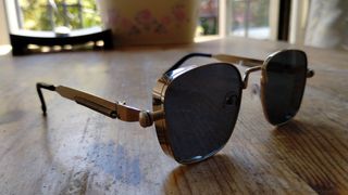 Gafas sol unisex ahumado claro y plata.