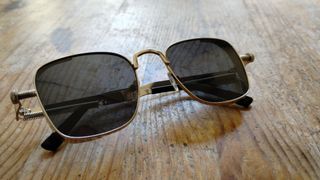 Gafas sol unisex ahumado claro y plata.