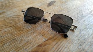 Gafas sol unisex ahumado claro y plata.