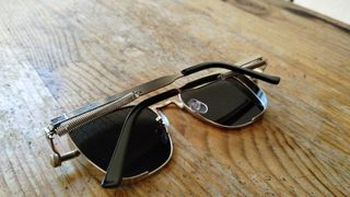 Gafas sol unisex ahumado claro y plata.