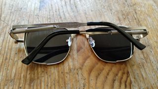 Gafas sol unisex ahumado claro y plata.