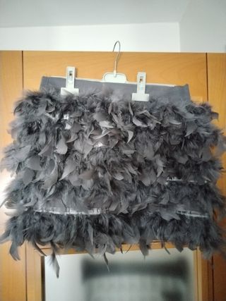 Falda gris plumas